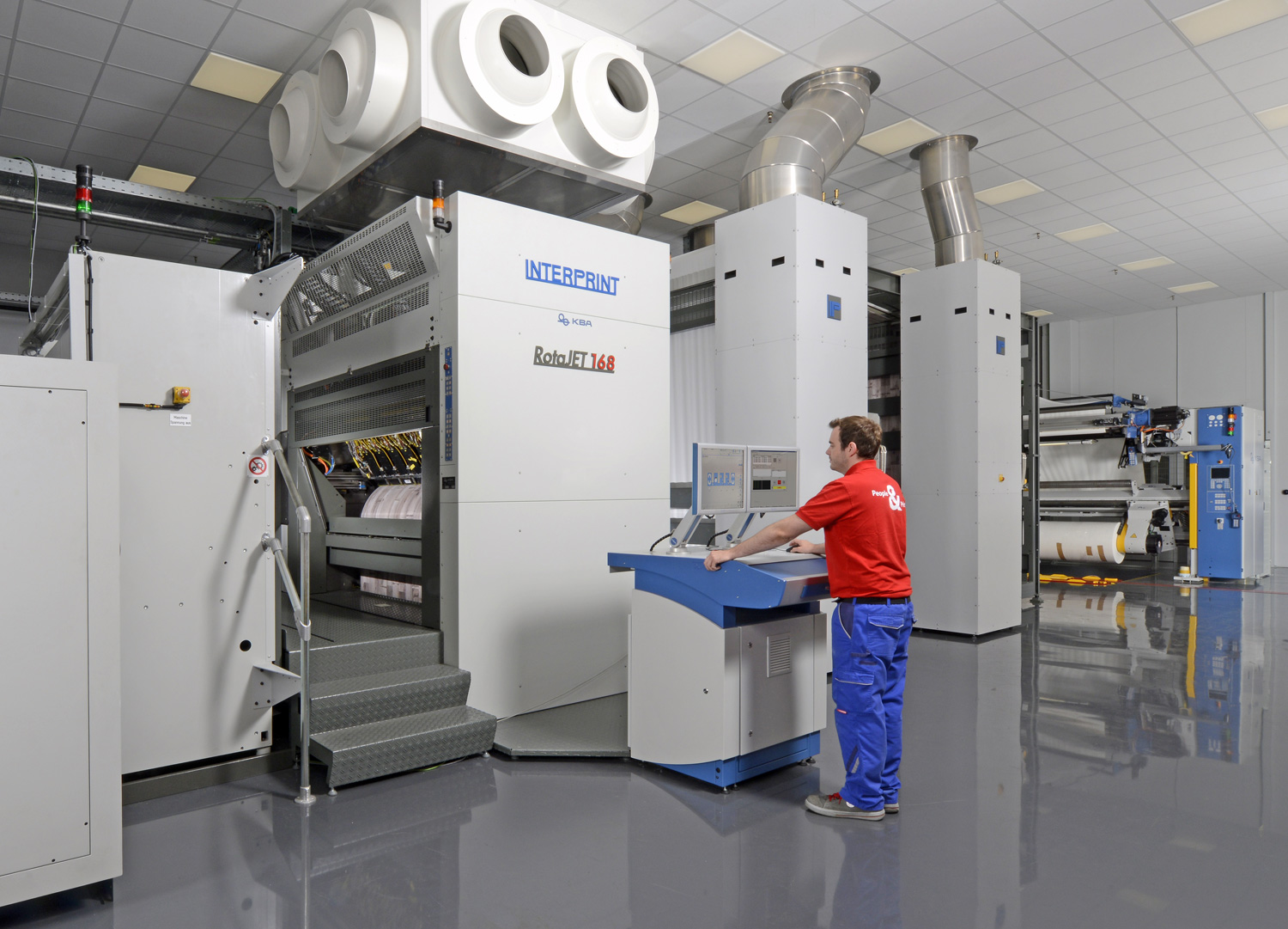 A relatively young, but future-focused business field for KBA-Digital & Web is digital decorative printing with the up to 2.25m-wide RotaJET VL presses. The first has been in operation for some months at decor manufacturer Interprint in Arnsberg, Germany